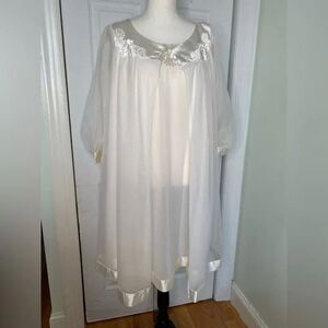 1970s Gossard Artemis Matching Nightgown & Robe Set